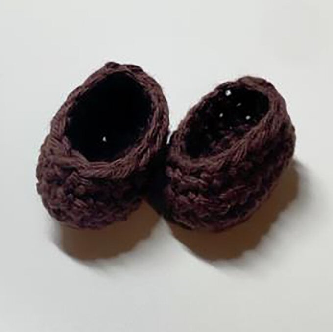 idea_how-to-crochet-amigurumi-mrs-claus_shoes.jpg?sw=680&q=85