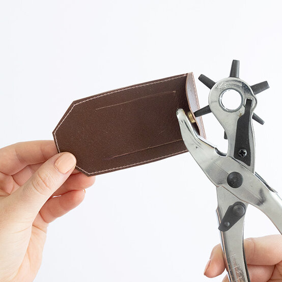 fimo-leather-effect_travel-time_luggage-tag_step-8.jpg?sw=554&q=85