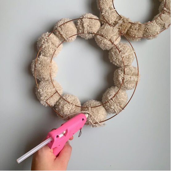 pom_pom_bunny_wall_art_step_7.jpg?sw=554&q=85