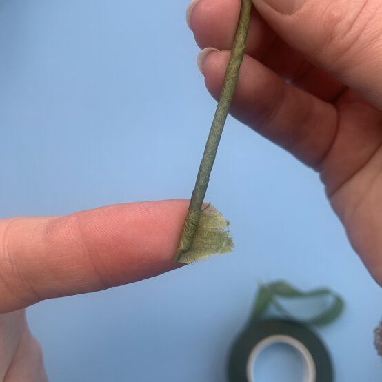 How-to-Crochet-Flowers_Daisy%20Wrap%20Wire%203.JPEG?sw=554&q=85