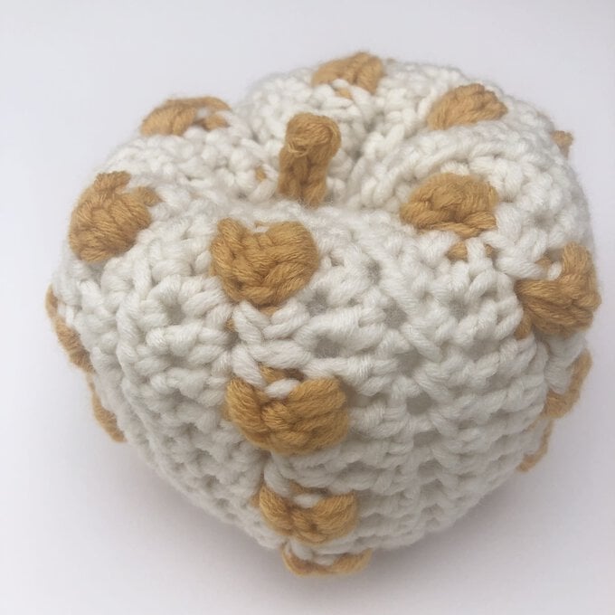 how-to-crochet-a-collection-of-pumpkins-step-2b.jpg?sw=680&q=85