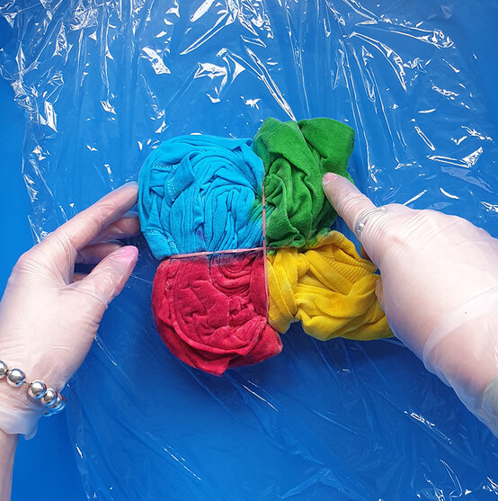 How-to-tie-dye-a-t-shirt_Spiral%20step%206c.jpg?sw=554&q=85