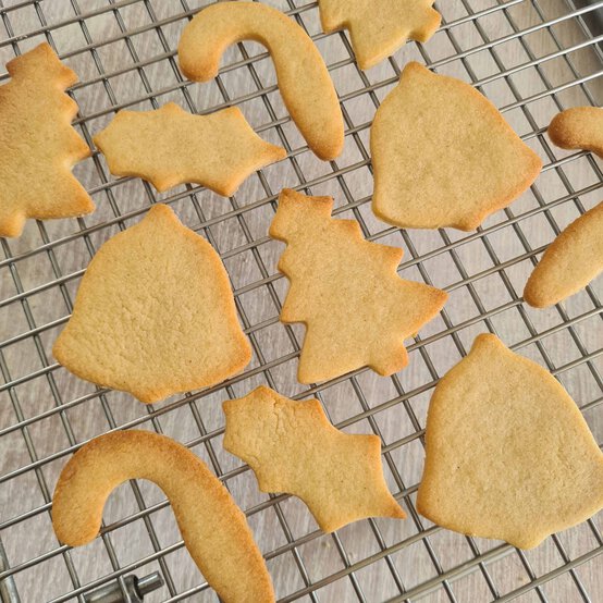 Idea_how-to-decorate-christmas-biscuits_step1b.jpg?sw=554&q=85