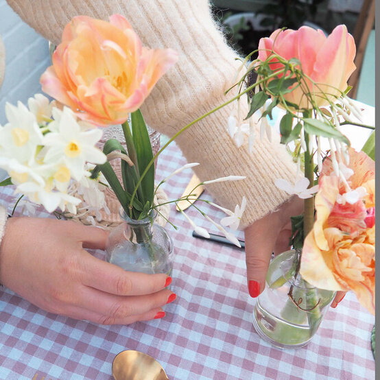 ideas_main_how-to-make-a-jam-jar-posy-and-bud-vase-arrangement.jpg?sw=554&q=85