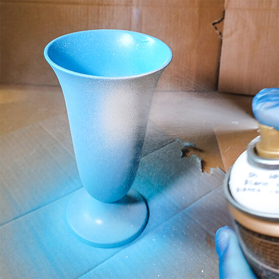 Montana%20Spray%20Paint%20Vase_Step4b.jpg?sw=554&q=85