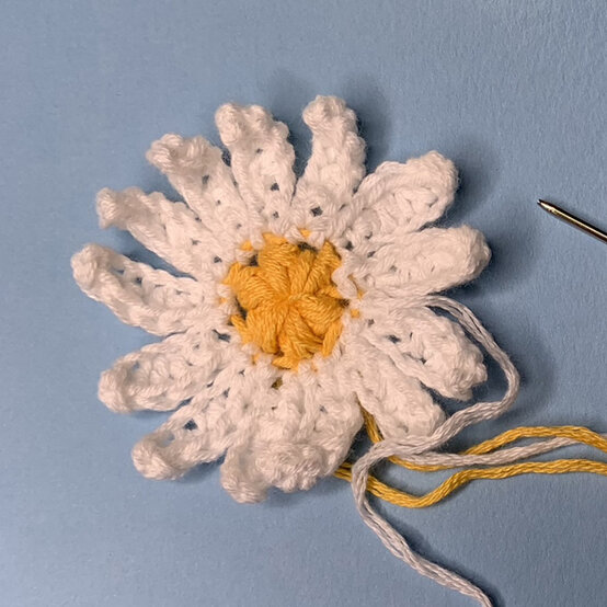 How%2Dto%2DCrochet%2DFlowers%5FDaisy%5Flast.jpg?sw=554&q=85