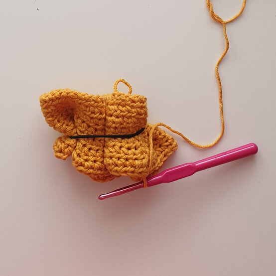 Idea_How-to-crochet-a-scrunchie_Step4.jpg?sw=554&q=85