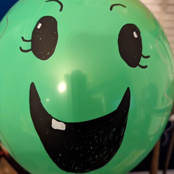 idea_personalised-halloween-balloons-witch_step3.jpg?sw=554&q=85