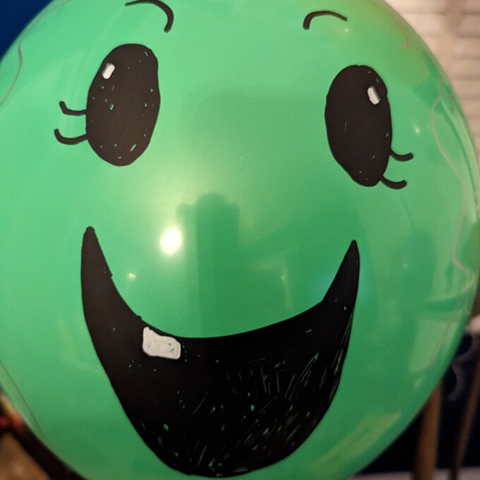 idea_personalised-halloween-balloons-witch_step3.jpg?sw=680&q=85