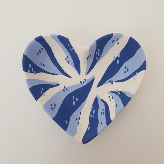 Idea_how-to-decorate-a-ceramic-heart-dish_step6b.jpg?sw=554&q=85