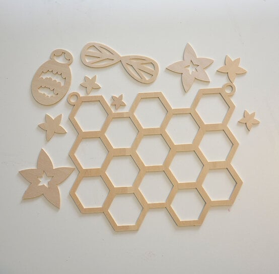 cricut_how_to_make_a_bee_wall_hanging_step14_3.jpg?sw=554&q=85