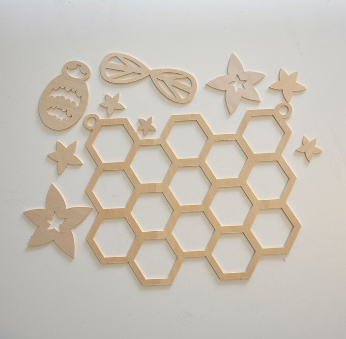 cricut_how_to_make_a_bee_wall_hanging_step14_3.jpg?sw=680&q=85