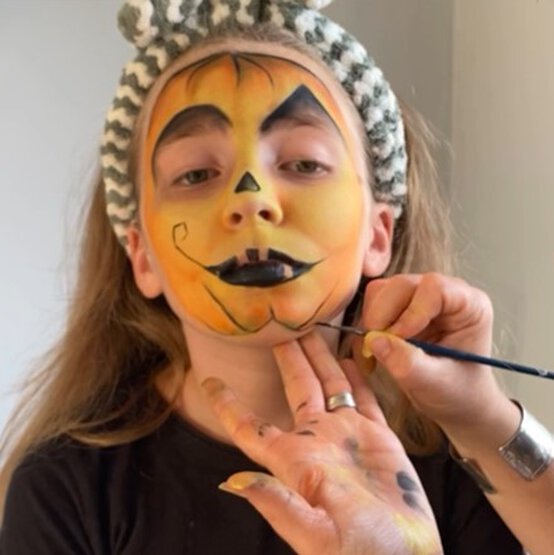 halloweenpumpkin_step7.jpg?sw=554&q=85