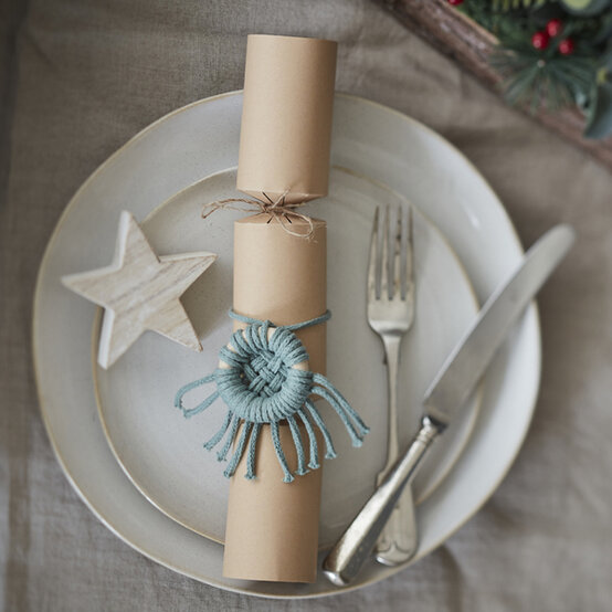 idea%5Fmacrame%2Dchristmas%2Dcrackers%2Dblue%5Fstep7.jpg?sw=554&q=85