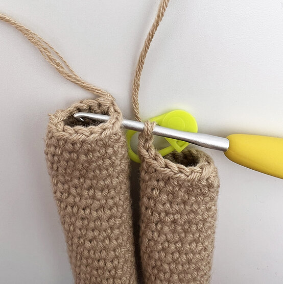 How-to-Crochet-an-Amigurumi-David-Attenborough_Legs1.jpg?sw=554&q=85