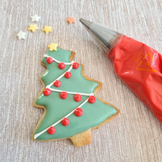 Idea_how-to-decorate-christmas-biscuits_step2f.jpg?sw=680&q=85