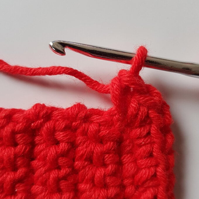 idea_crochet-valentines-insta-pattern_step1a.jpg?sw=680&q=85
