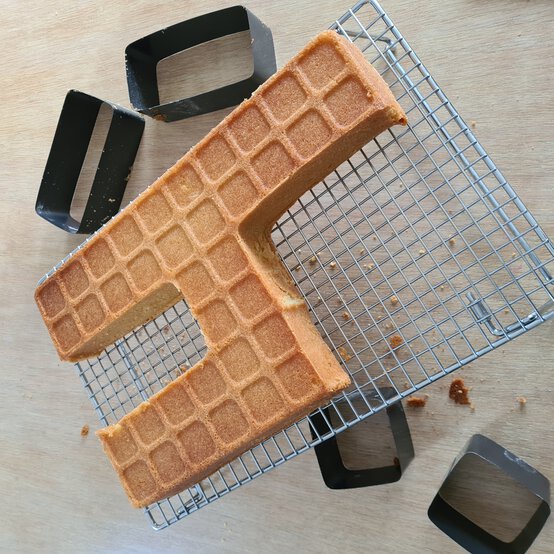 how-to-make-a-number-cake-3.1.jpg?sw=554&q=85