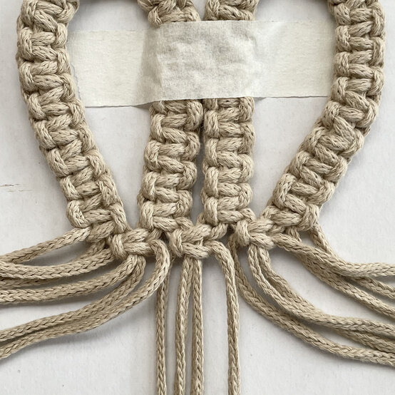 how%5Fto%5Fmake%5Fmacrame%5Fbunny%5Fplant%5Fpods%5Fstep%2D7.jpg?sw=554&q=85