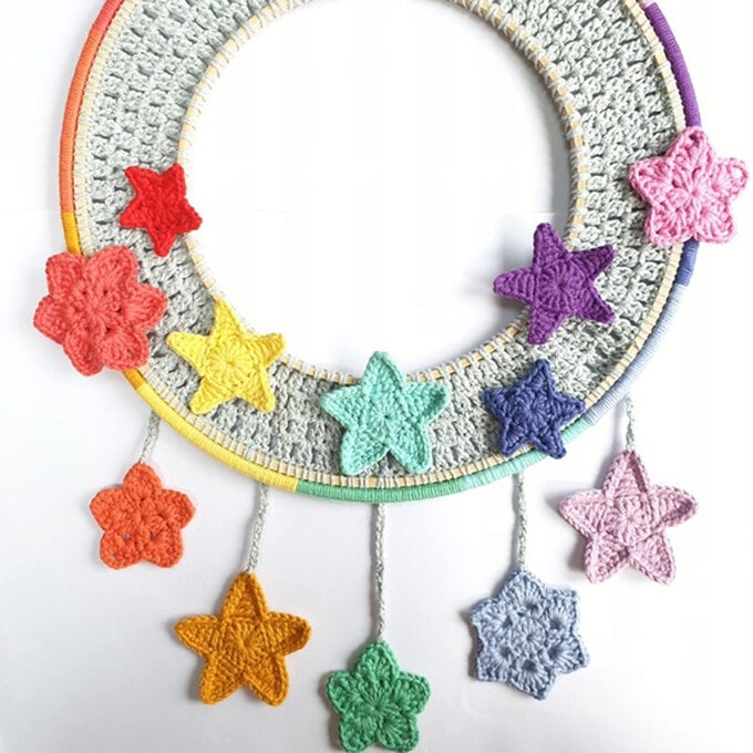 crochet-star-wreath-3c.jpg?sw=680&q=85