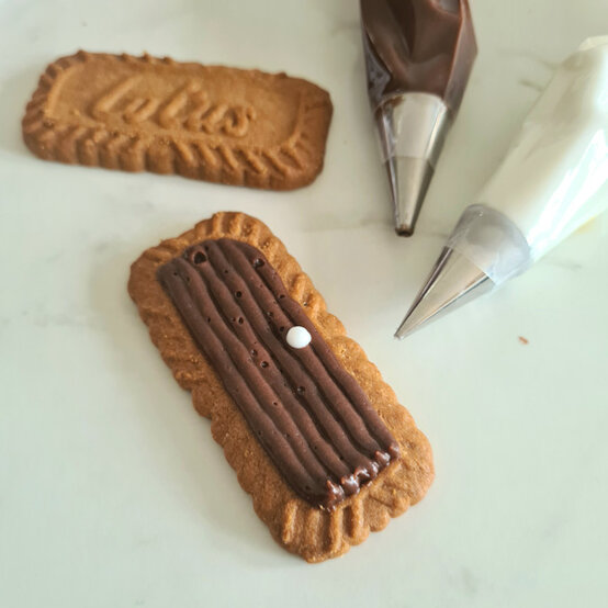 idea%5Fchristmas%2Dcabin%2Dlog%2Dcake%5Fstep%2D12.jpg?sw=554&q=85