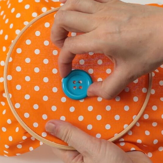 howtosewabutton-step9.jpg?sw=554&q=85