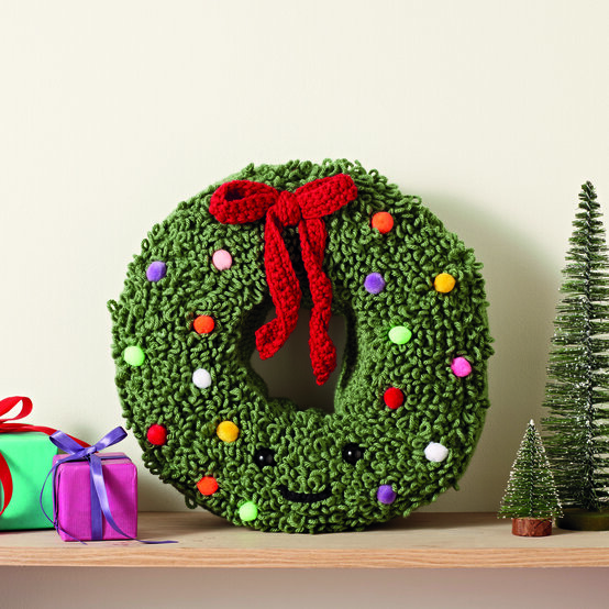 Idea%5Fmain%5FHow%2Dto%2DCrochet%2Da%2DChristmas%2DWreath%2DCushion.jpg?sw=554&q=85