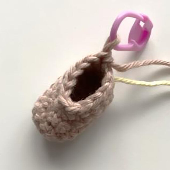 idea_how-to-crochet-amigurumi-mrs-claus_body1.jpg?sw=680&q=85