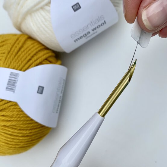 how-to-make-a-punch-needle_sunburst_threading-needle_step_3a.jpg?sw=554&q=85