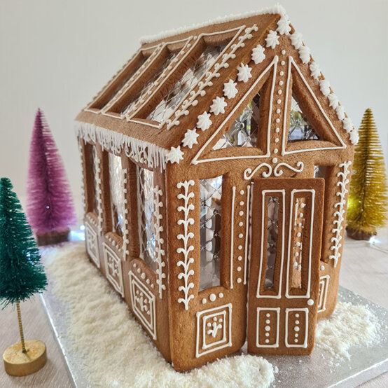 Idea_How-to-make-a-Gingerbread-Greenhouse_Step10.jpg?sw=554&q=85