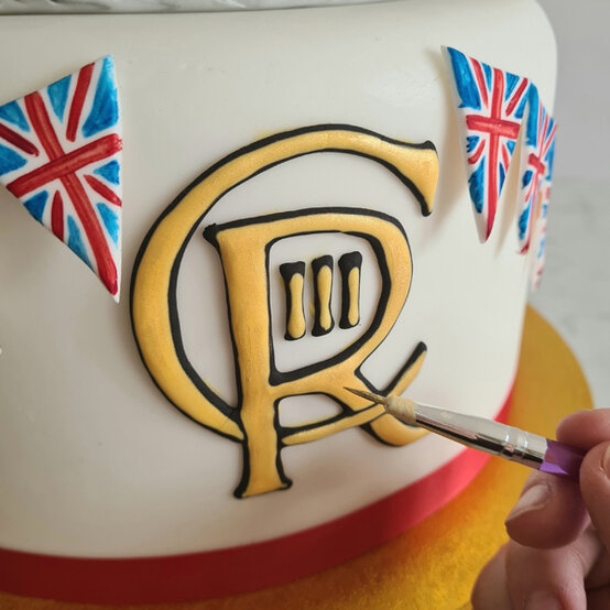 idea_how-to-make-a-coronation-cake_step8d.jpg?sw=554&q=85