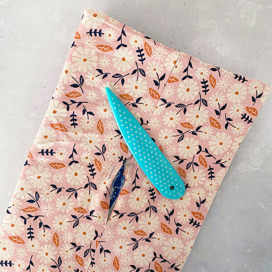 how-to-sew-a-quilted-makeup-bag_step16.jpg?sw=554&q=85