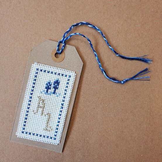 Idea_how-to-sew-a-christmas-cross-stitch_step2e.jpg?sw=554&q=85