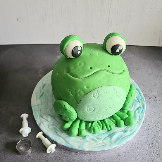 idea_how-to-make-a-frog-cake_step10.jpg?sw=554&q=85