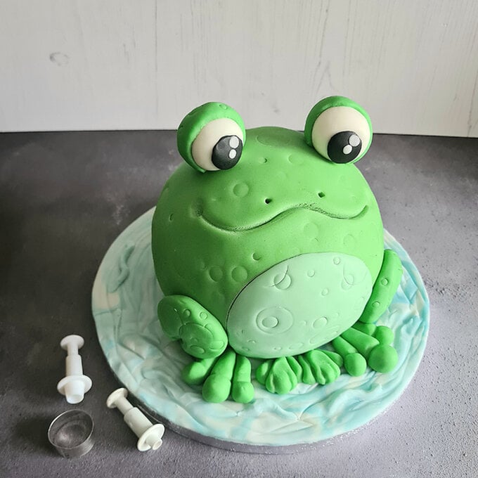 idea_how-to-make-a-frog-cake_step10.jpg?sw=680&q=85