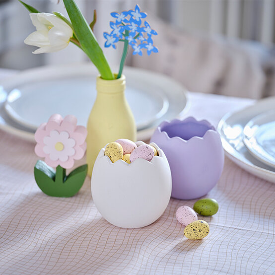 easter-table-decor-cracked-egg-pots.jpg?sw=554&q=85