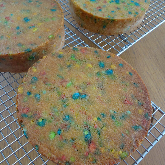 funfetti-ice-cream-cake_step3.jpg?sw=554&q=85