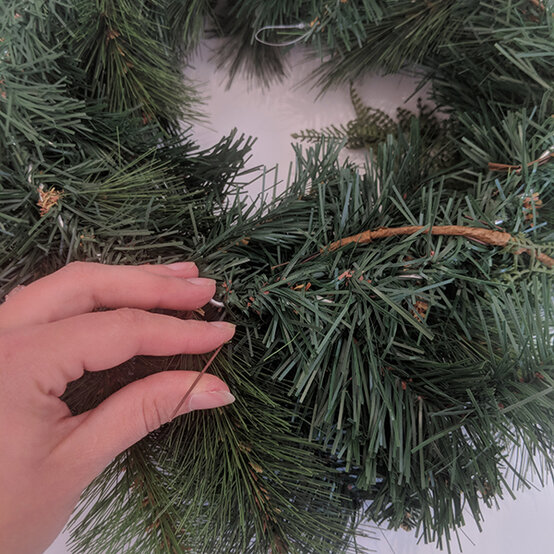 traditional-red-artificial-wreath-5.jpg?sw=554&q=85