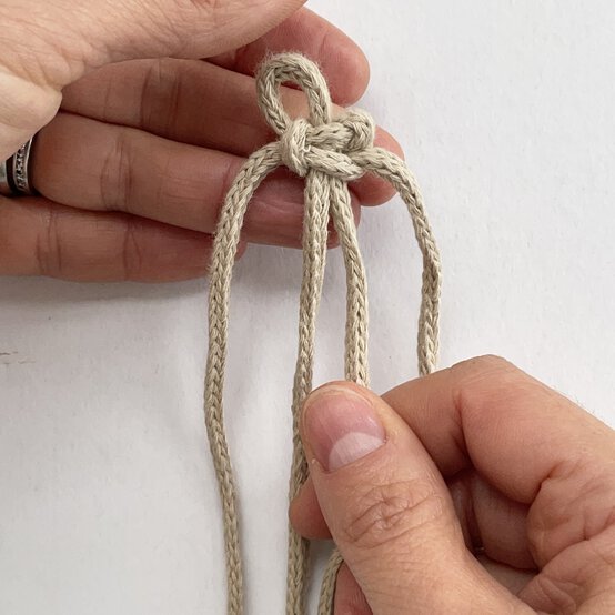 how%5Fto%5Fmake%5Fmacrame%5Fbunny%5Fplant%5Fpods%5Fstep%2D14.jpg?sw=554&q=85