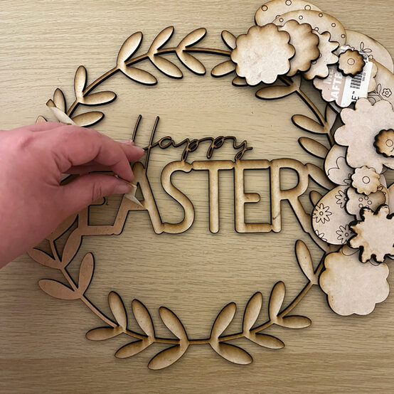 idea%5Fglowforge%2Deaster%2Dwreath%5Fstep4.jpg?sw=554&q=85