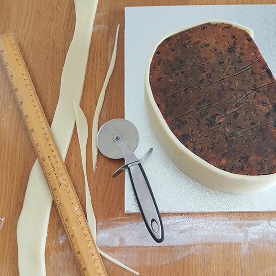 xmas-baking-lucy-caravan-cake6.jpg?sw=554&q=85