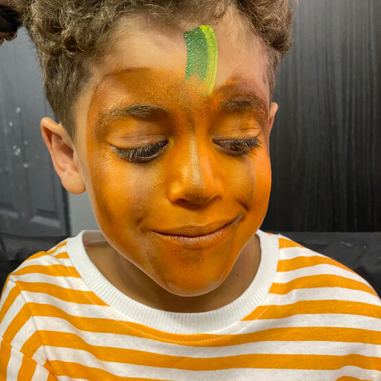 idea_halloween-face-paint-ideas-pumpkin_step3a.jpg?sw=554&q=85