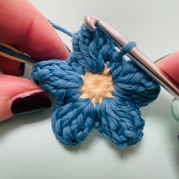 idea_crochet-good-vibes-applique_step9.jpg?sw=680&q=85