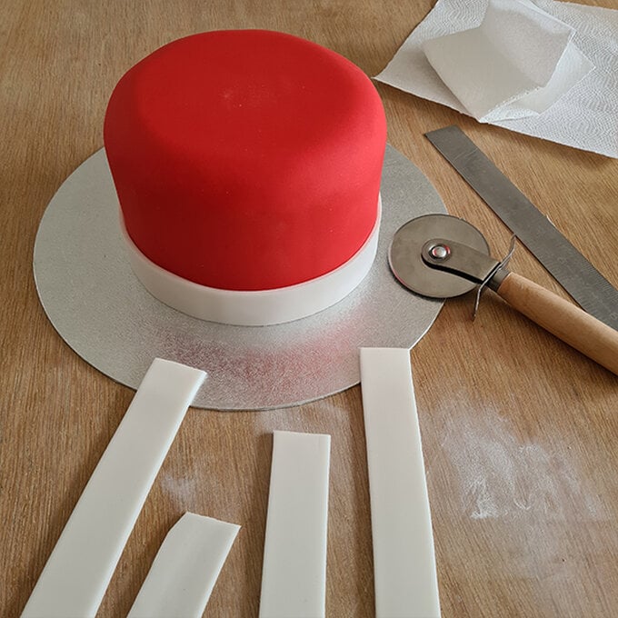 How-to-Make-a-Platinum-Jubilee-Showstopper-Cake_Step3a.jpg?sw=680&q=85