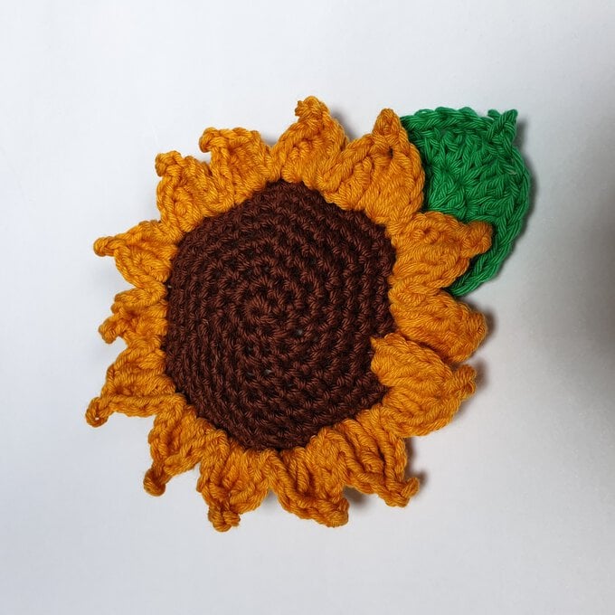 how-to-crochet-an-autumn-garland-sunflower.jpg?sw=680&q=85