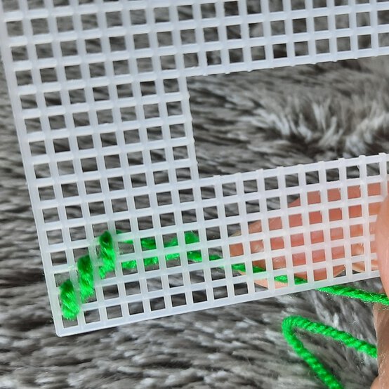 Idea_how-to-make-a-bargello-keyring_step3a.jpg?sw=554&q=85