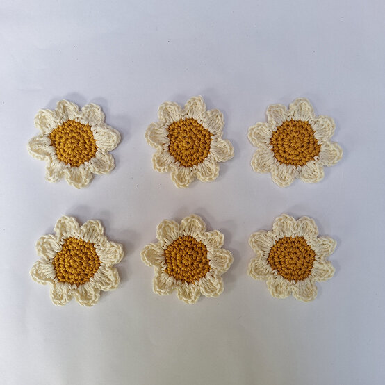 How%2Dto%2Dcrochet%2Da%2Dfloral%2Dspring%2Dwreath%5Fdaisy.jpg?sw=554&q=85