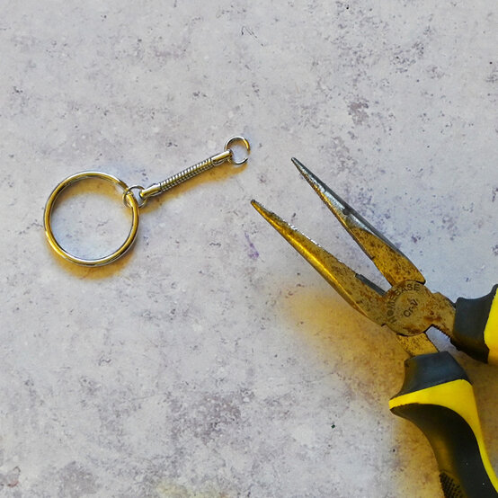 how_to_make_friendship_keyrings_9.jpg?sw=554&q=85