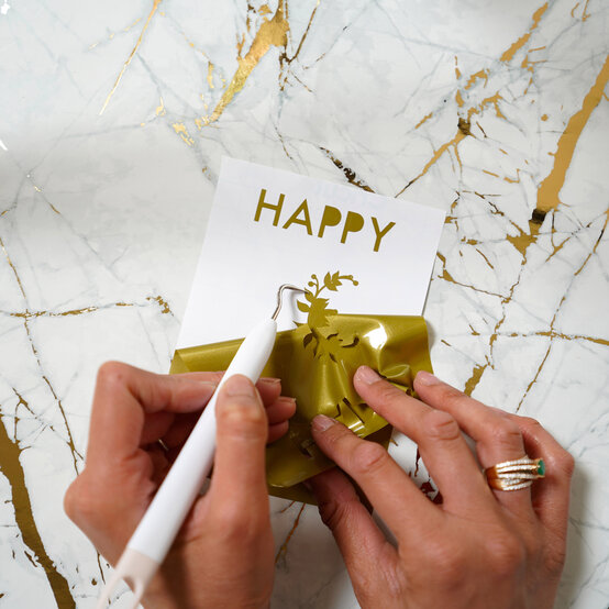 adhesive-vinyl-bday-card_step9_edit.jpg?sw=554&q=85