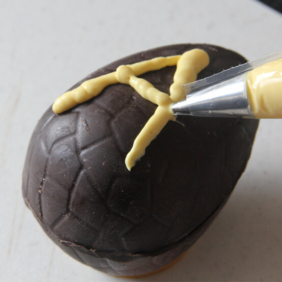 abstract-chocolate-eggs-step4.jpg?sw=554&q=85